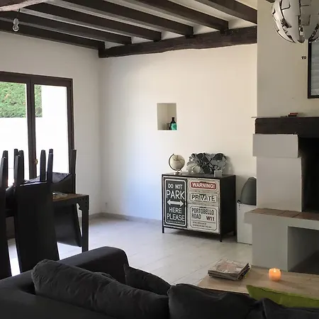 Nyaraló Maison Calme Avec Piscine Creuzier-le-Neuf